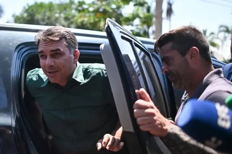 Flávio Bolsonaro cambia postura respecto a los derechos laborales ante repunte de Lula